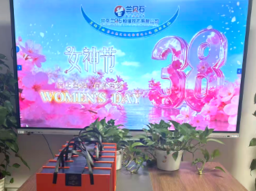 心有光芒，无惧时光，祝女同胞们节日快乐！